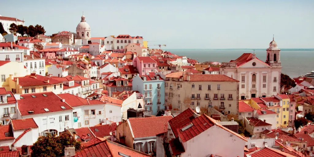 Alfama rooftops · João Reguengos